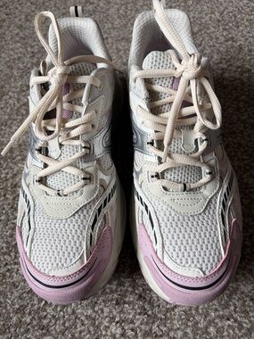Women’s Lightweight Mesh Trainers in White and Lavendar